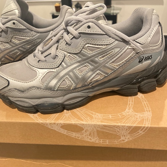 ASICS - Picture 3 of 6